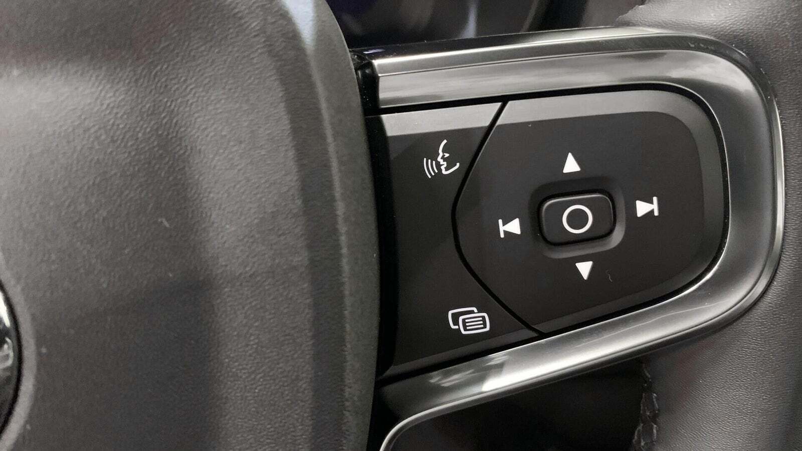 Blå Volvo XC40 fra 2023