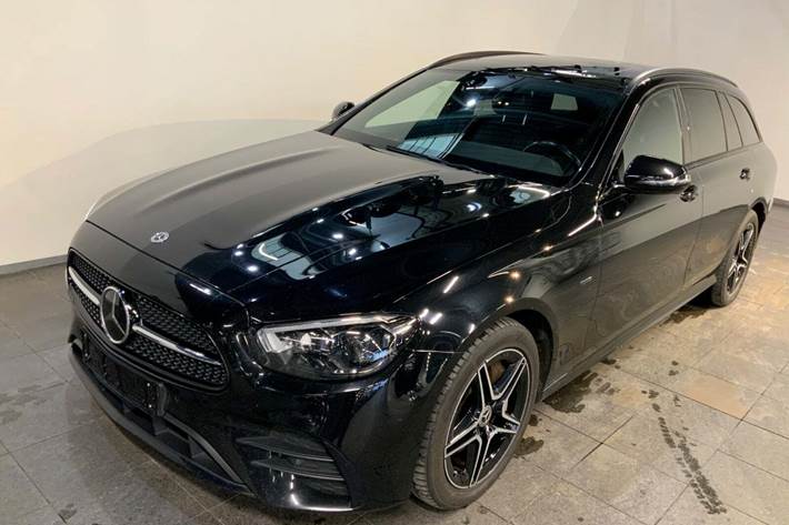 Sort Mercedes E300 e fra 2021 set udefra