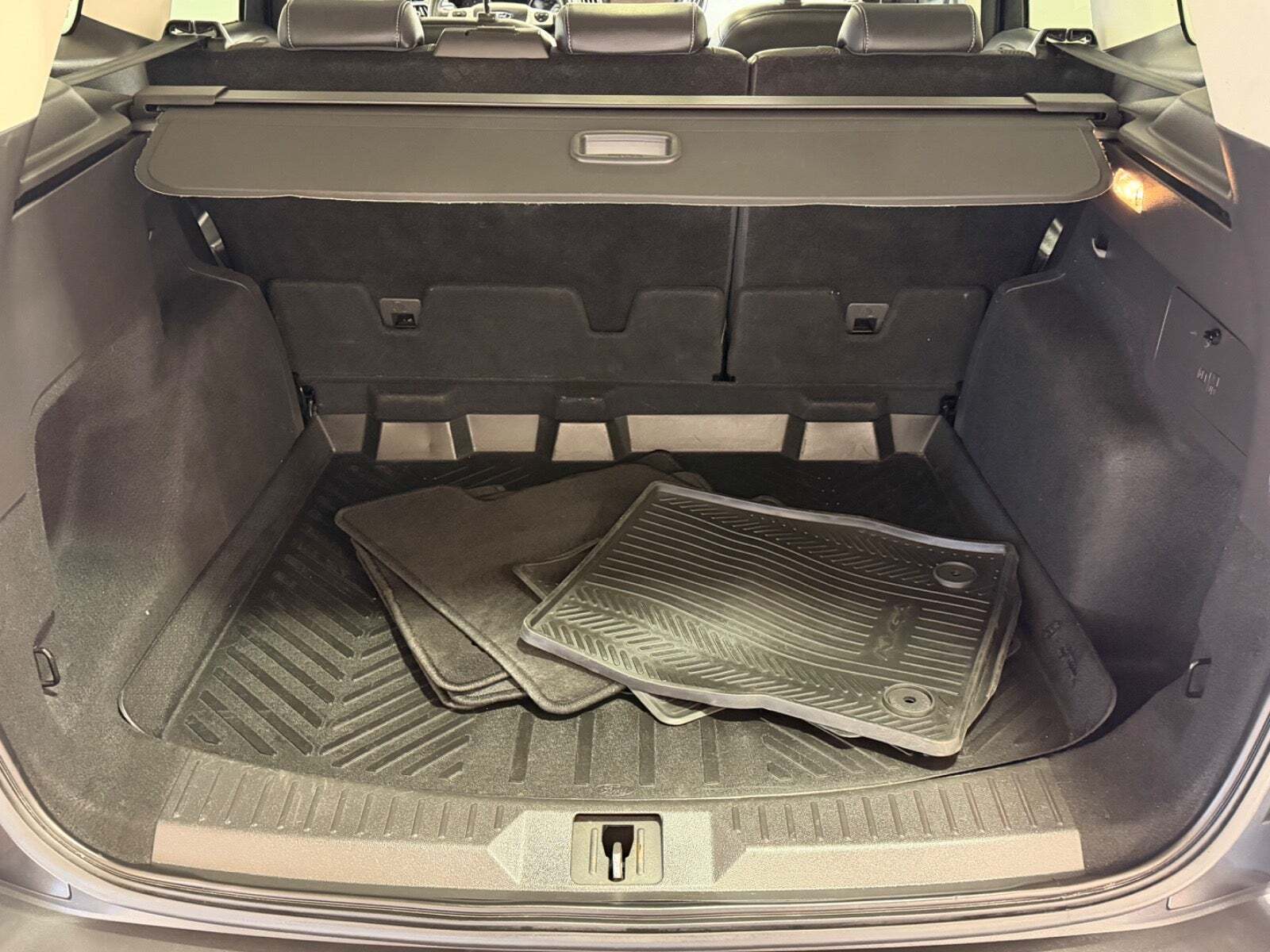 Grå Ford Kuga fra 2015