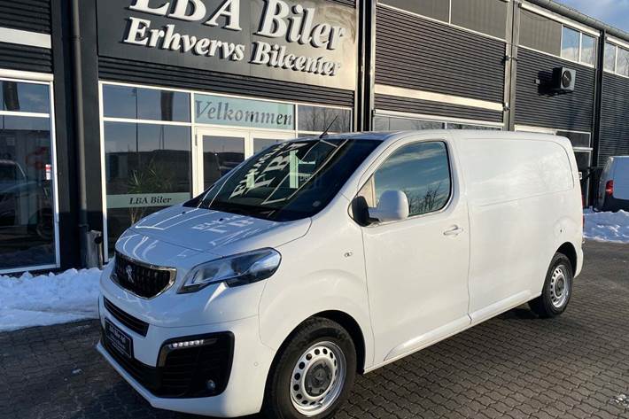Hvid Peugeot Expert fra 2021 set udefra