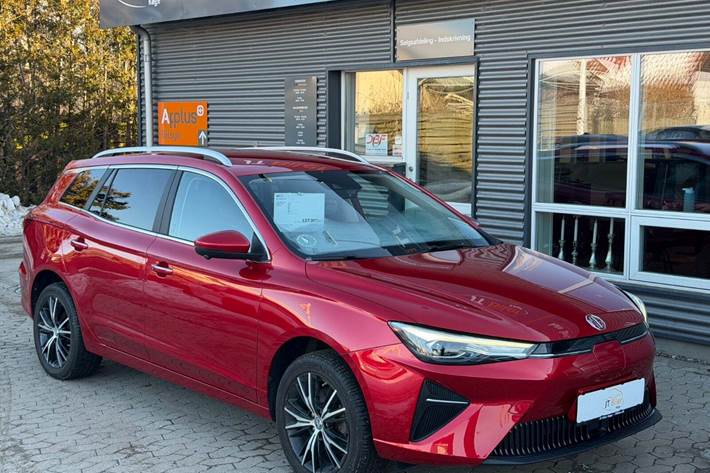 Rød MG 5 fra 2022 set udefra