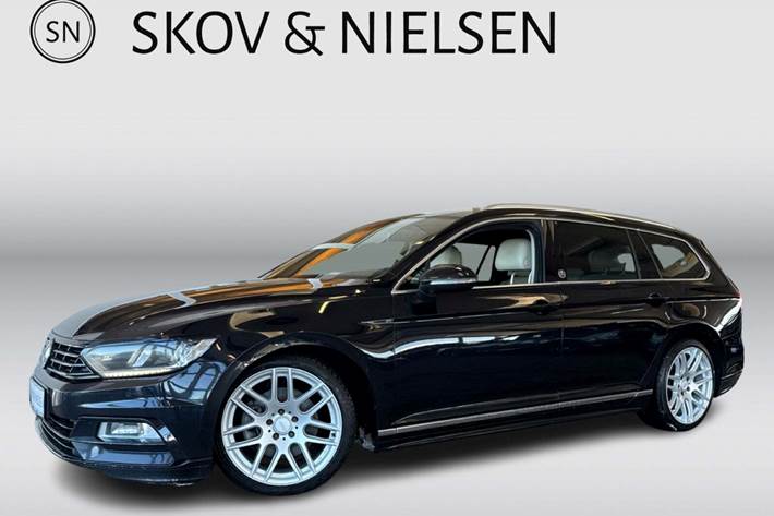 Sort VW Passat fra 2015 set udefra