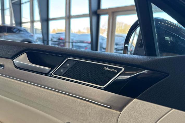 Sort VW Passat fra 2015