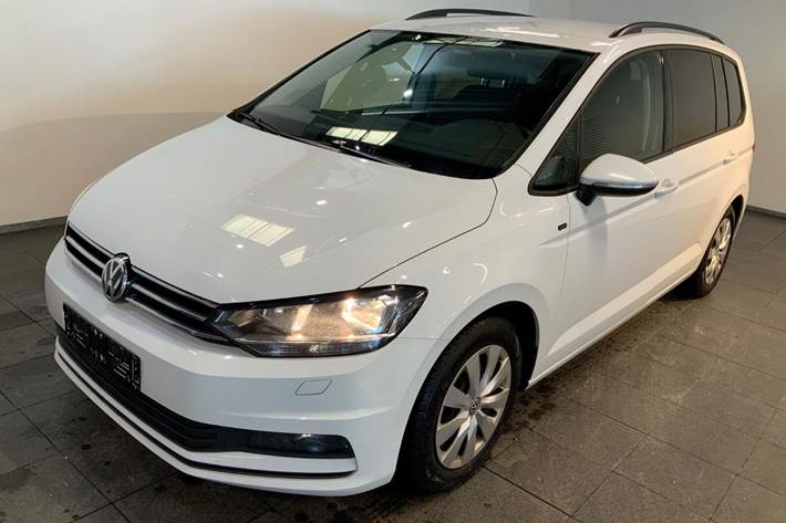 Hvid VW Touran fra 2019 set udefra