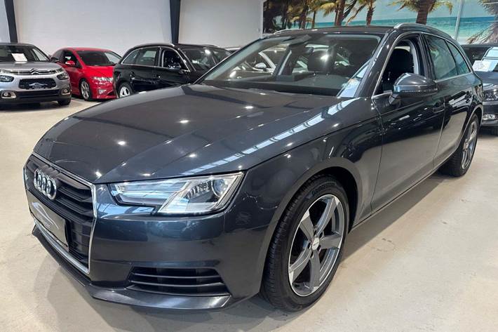 Grå Audi A4 fra 2016 set udefra