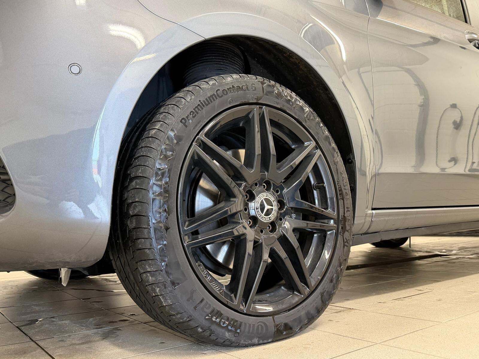 Grå Mercedes V300 d fra 2023