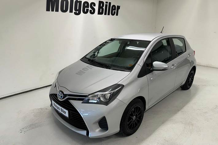 Sølv Toyota Yaris fra 2015 set udefra