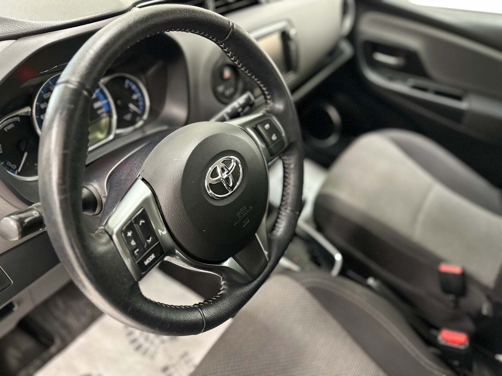 Sølv Toyota Yaris fra 2015