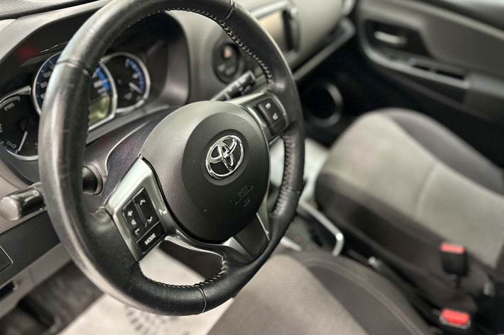 Sølv Toyota Yaris fra 2015