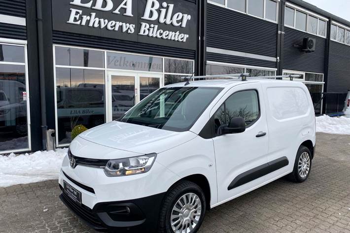 Hvid Toyota ProAce City fra 2021 set udefra