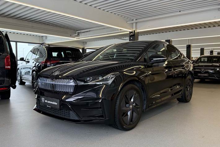 Sort Skoda Enyaq fra 2023 set udefra