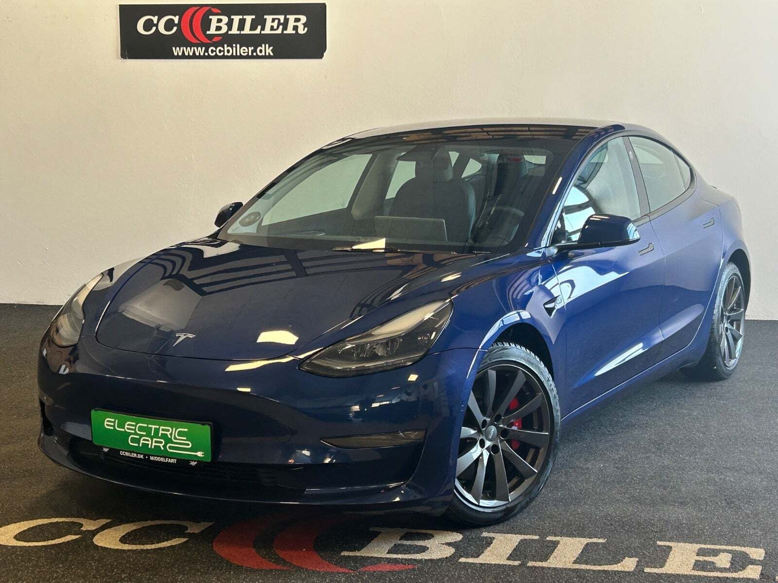 Blå Tesla Model 3 fra 2022