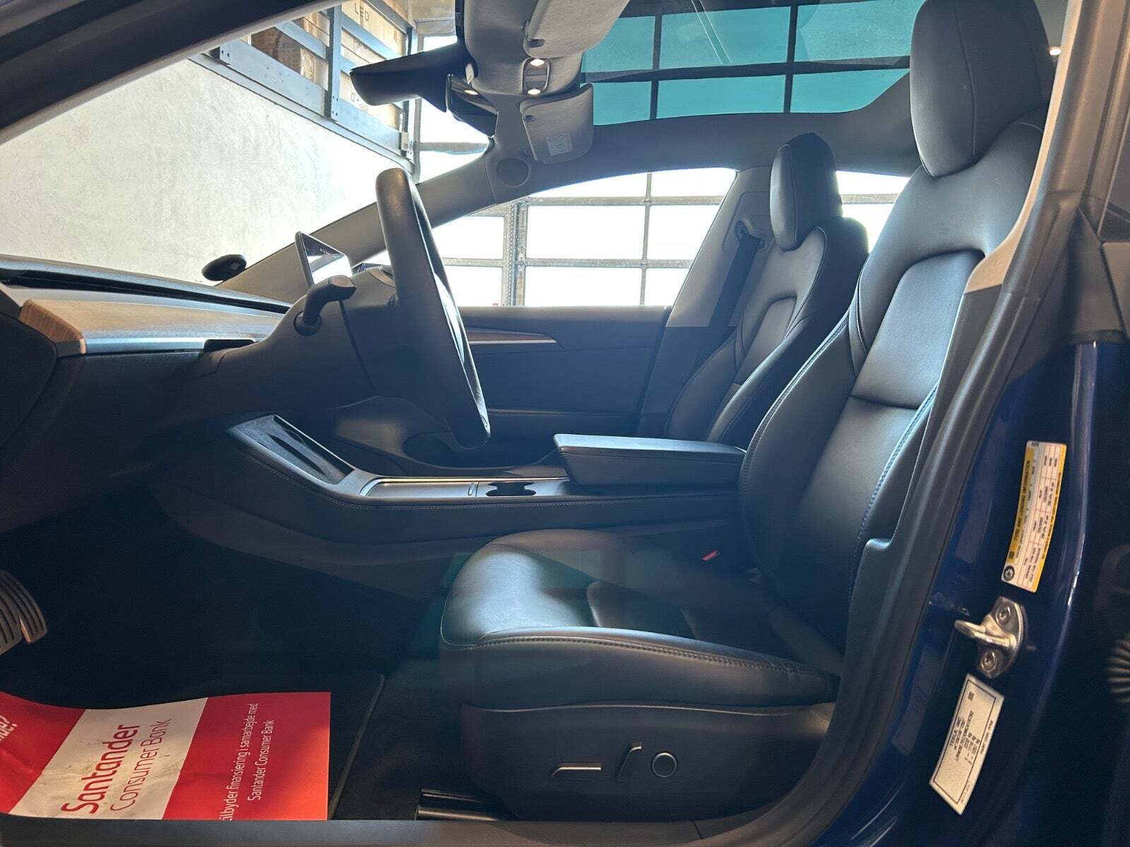 Blå Tesla Model 3 fra 2022