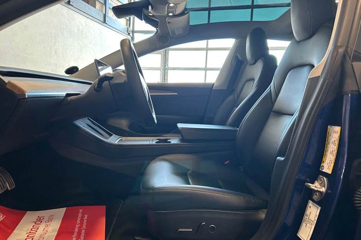 Blå Tesla Model 3 fra 2022