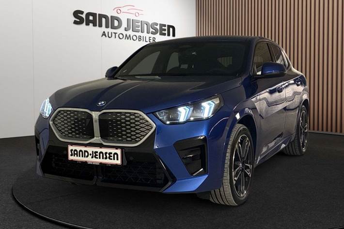 Blå BMW iX2 fra 2025 set udefra