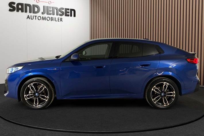 Blå BMW iX2 fra 2025