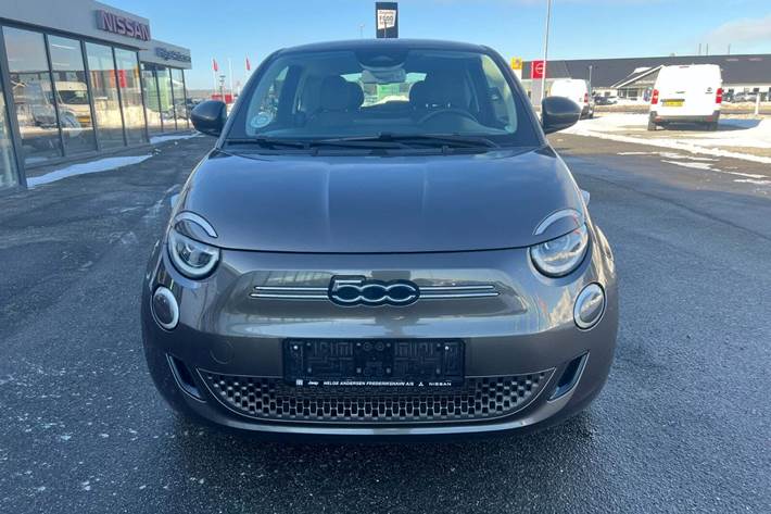 Grå Fiat 500e fra 2021