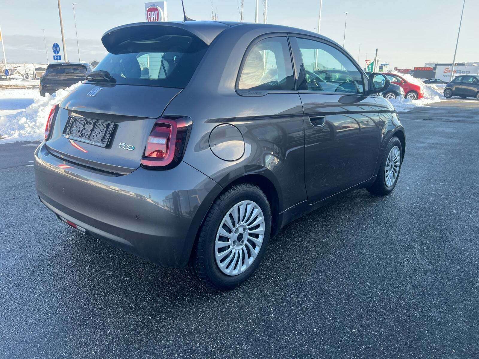 Grå Fiat 500e fra 2021
