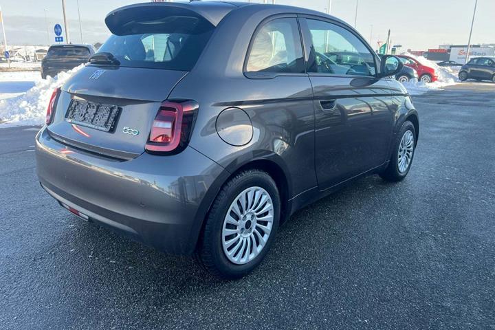 Grå Fiat 500e fra 2021