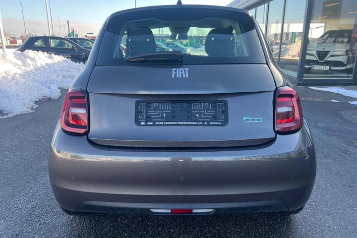 Grå Fiat 500e fra 2021