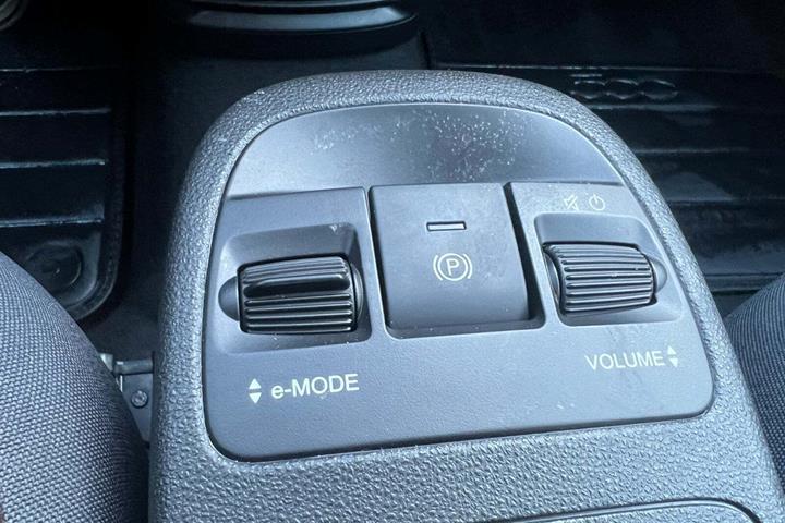 Grå Fiat 500e fra 2021