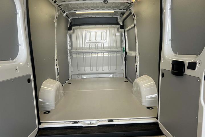 Hvid Fiat Ducato 35 Maxi fra 2025 set udefra