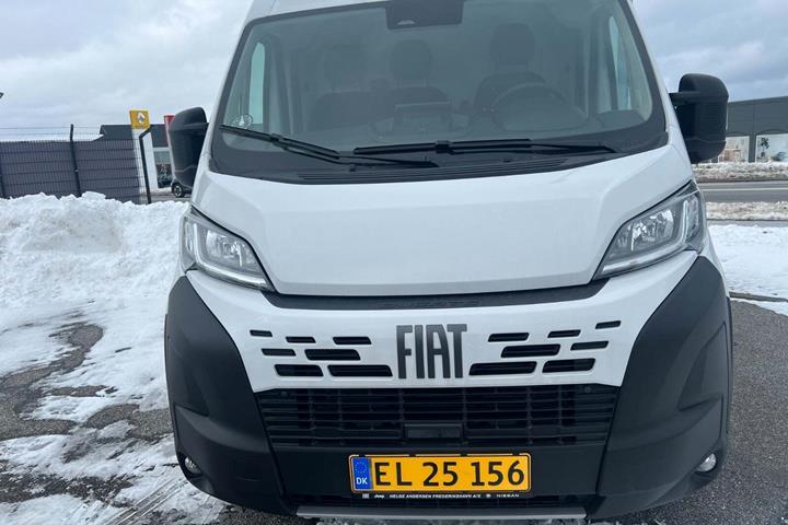 Hvid Fiat Ducato 35 Maxi fra 2025 set udefra