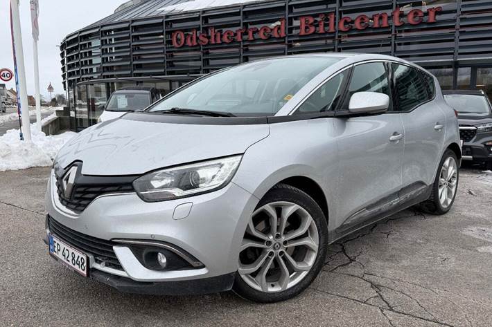 Sølv Renault Scenic IV fra 2017 set udefra
