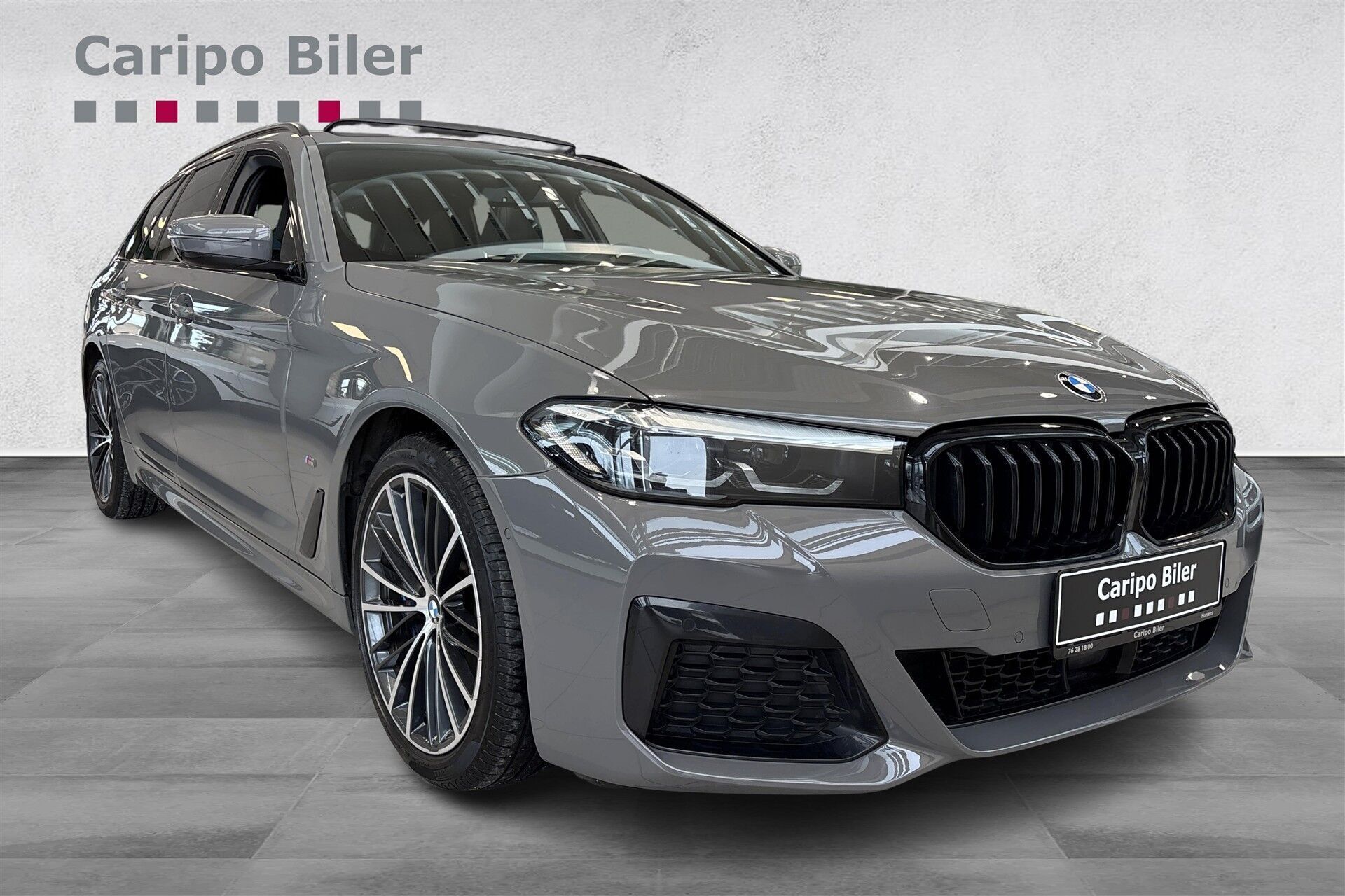 Grå BMW 530e fra 2021