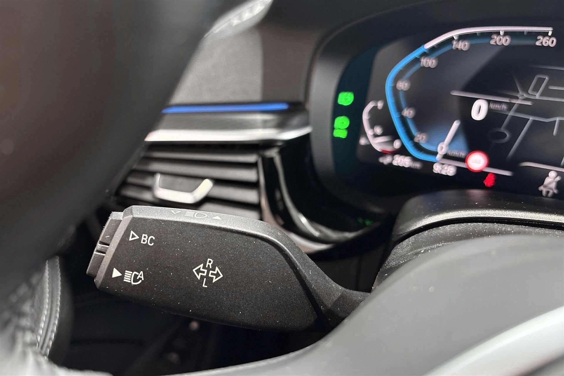 Grå BMW 530e fra 2021