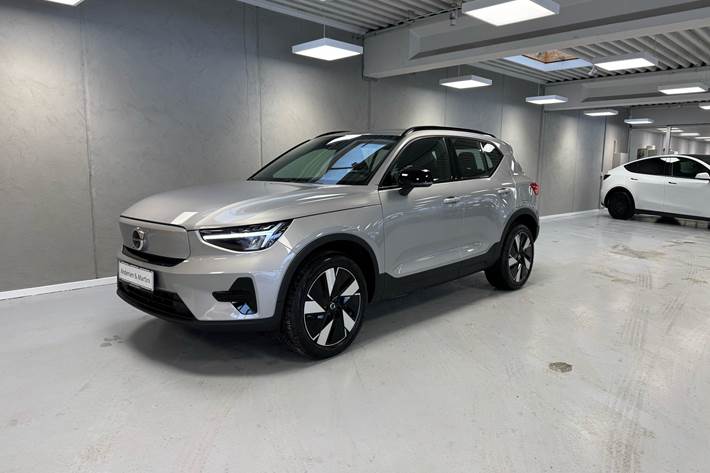Sølv Volvo XC40 fra 2025 set udefra