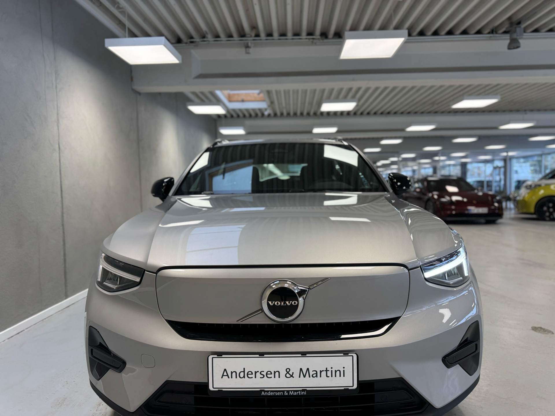 Sølv Volvo XC40 fra 2025