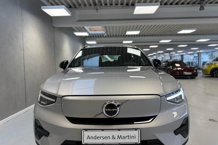 Sølv Volvo XC40 fra 2025