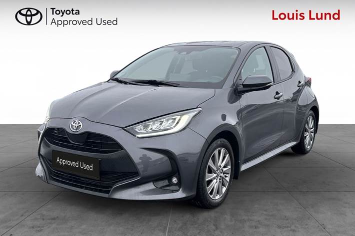 Grå Toyota Yaris fra 2022 set udefra