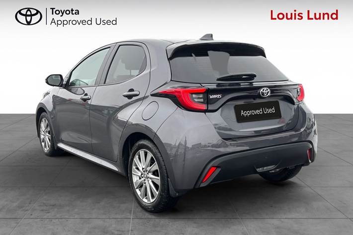 Grå Toyota Yaris fra 2022