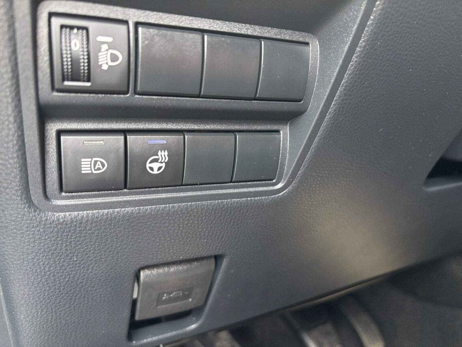 Grå Toyota Yaris fra 2022