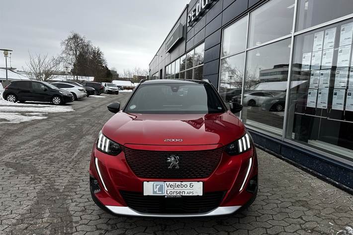 Rød Peugeot e-2008 fra 2021