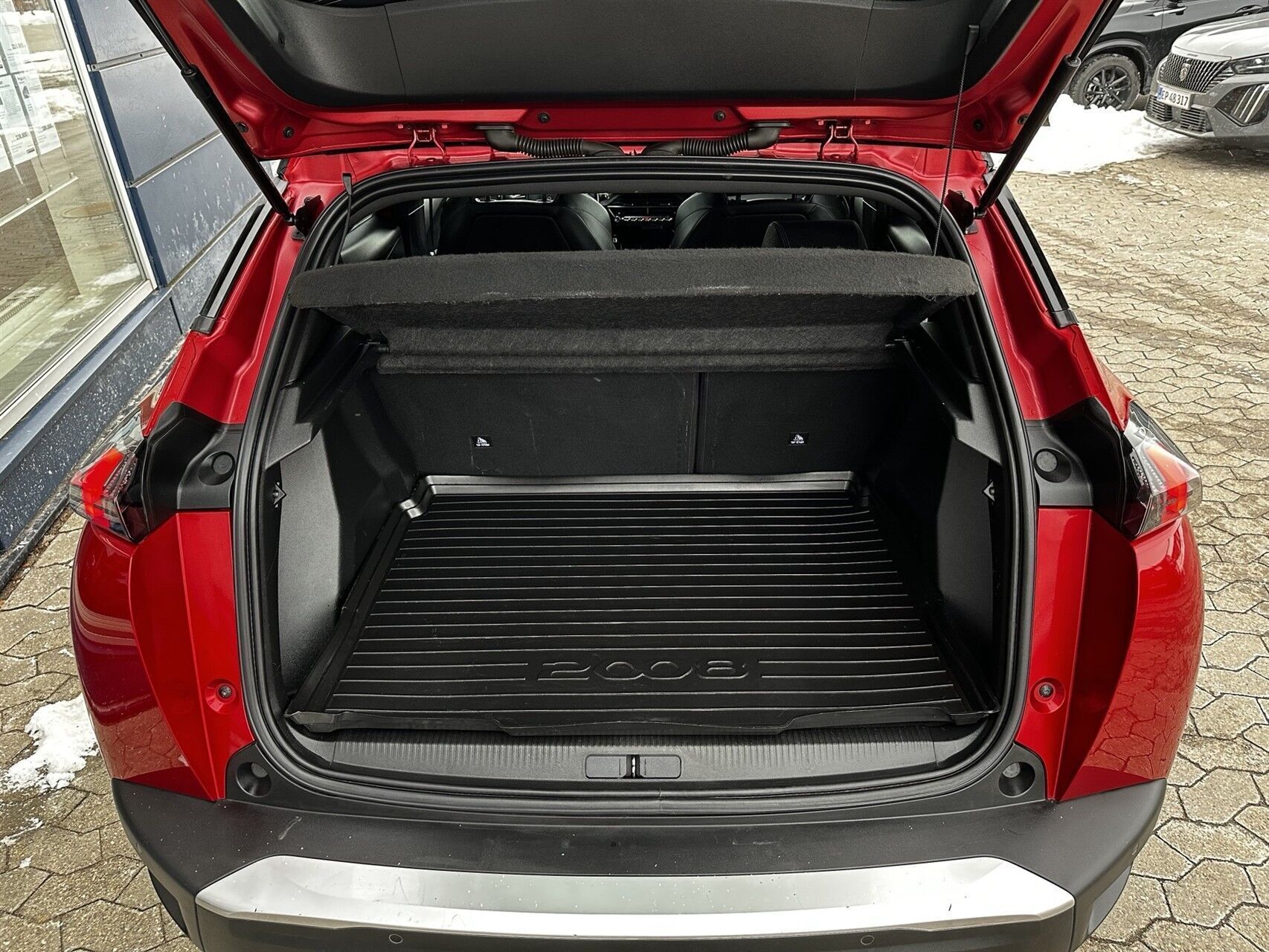 Rød Peugeot e-2008 fra 2021