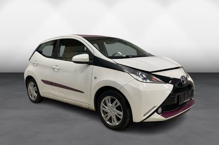 Hvid Toyota Aygo fra 2014 set udefra