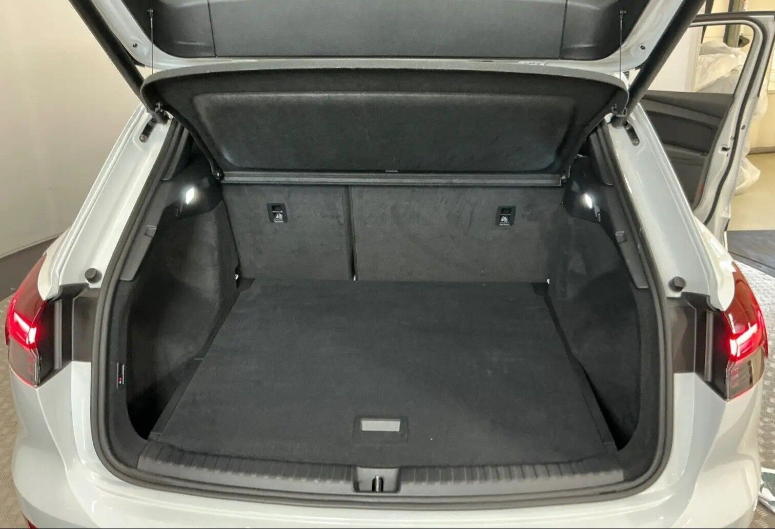 Hvid Audi Q4 fra 2023