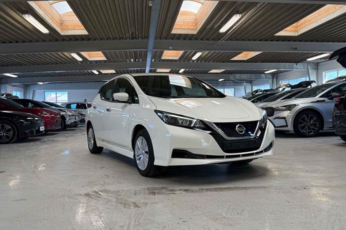 Hvid Nissan Leaf fra 2021 set udefra