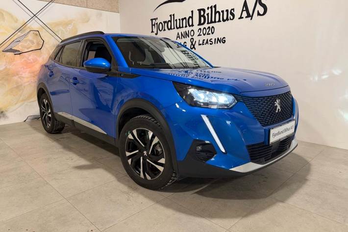 Blå Peugeot e-2008 fra 2022 set udefra