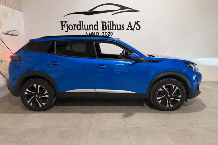 Blå Peugeot e-2008 fra 2022