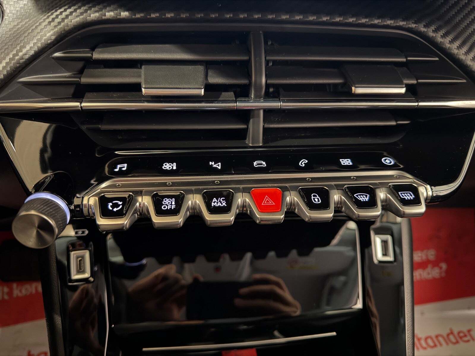 Blå Peugeot e-2008 fra 2022