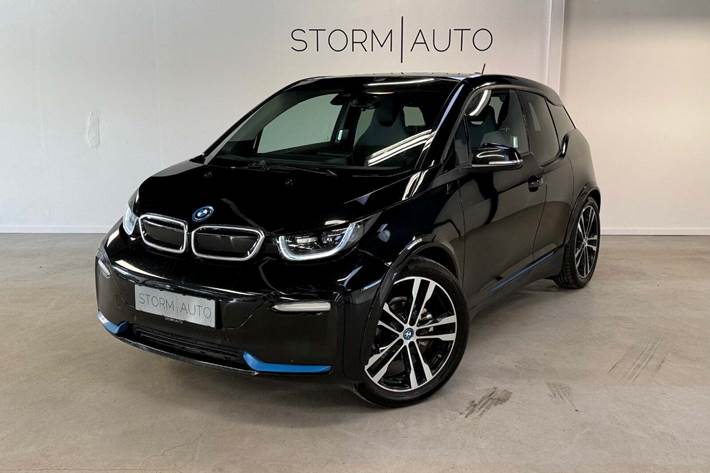 Sort BMW i3s fra 2021 set udefra