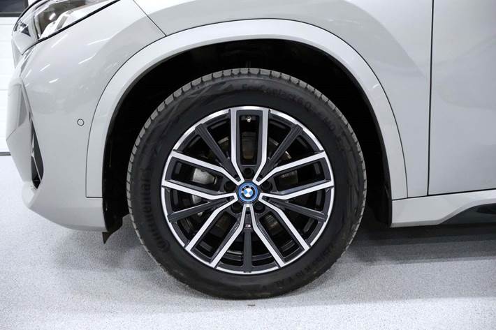 Sølv BMW iX1 fra 2024