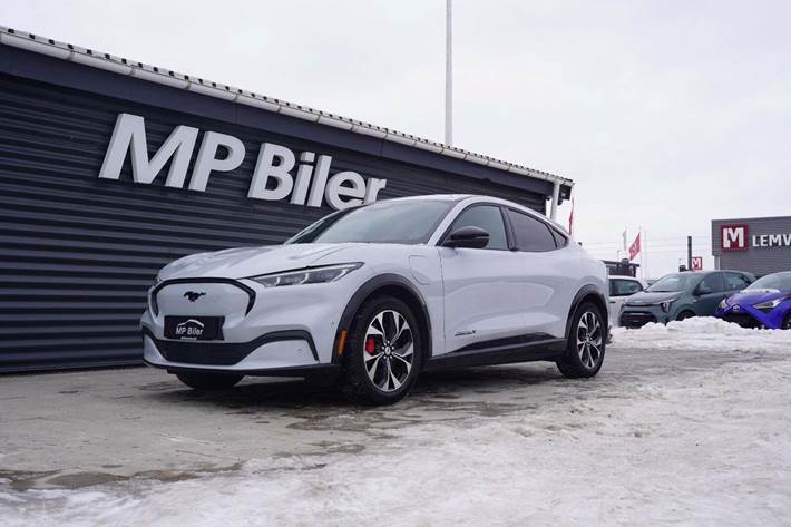 Hvid Ford Mustang Mach-E fra 2024 set udefra