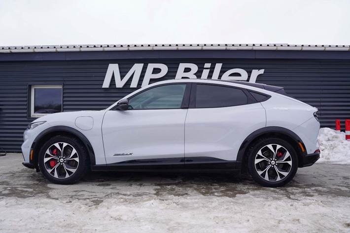 Hvid Ford Mustang Mach-E fra 2024