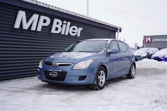 Blå Hyundai i30 fra 2008 set udefra