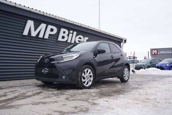 Sort Toyota Aygo X fra 2022 set udefra